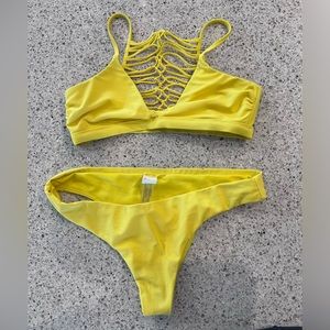 Raisins Yellow bikini